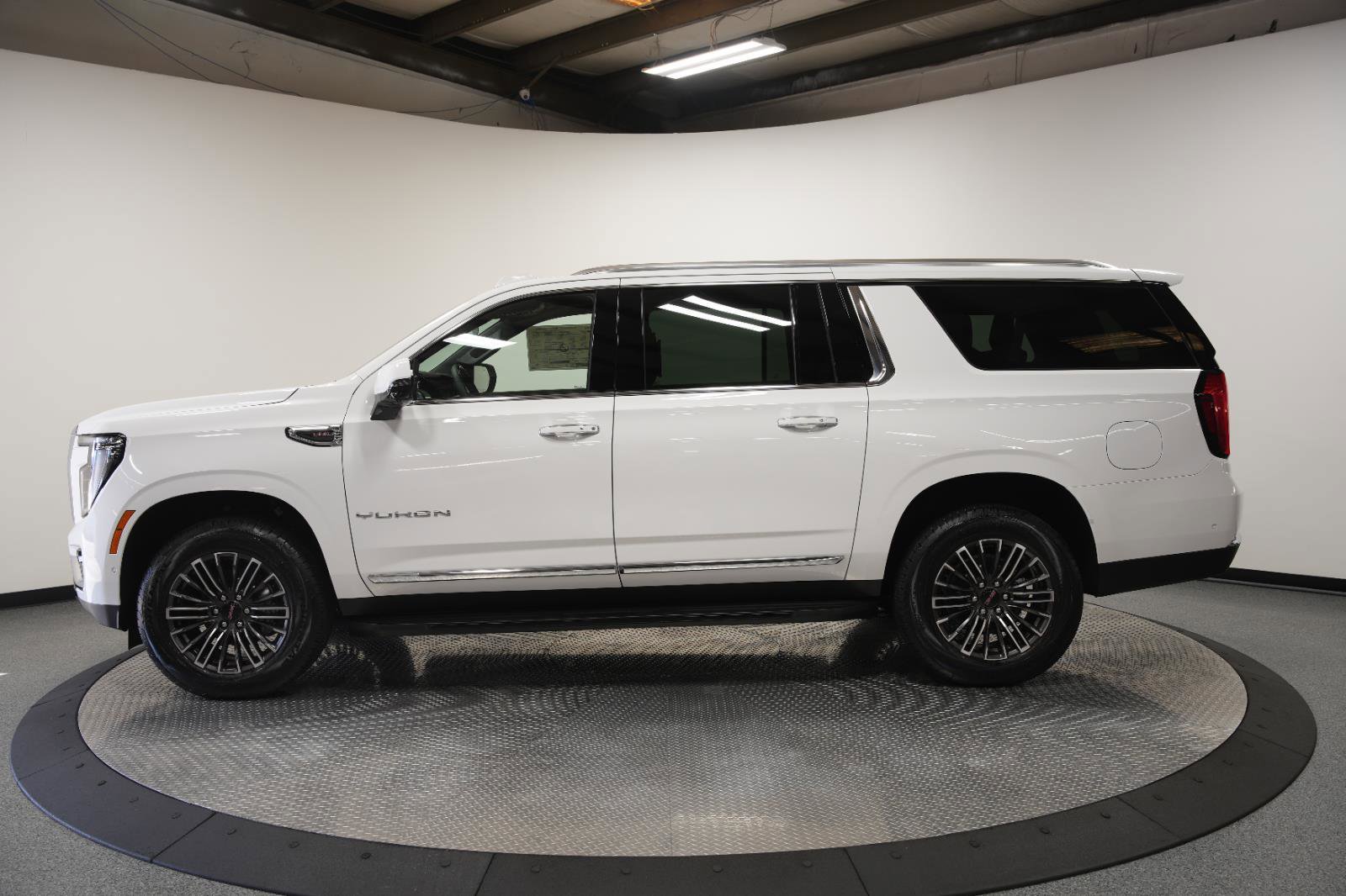 New 2026 GMC Yukon XL Elevation w/ Elevation Premium Package AWD/4WD image 4