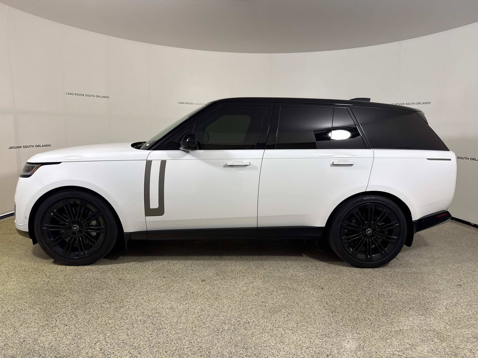 Used 2025 Land Rover Range Rover SE AWD/4WD image 2