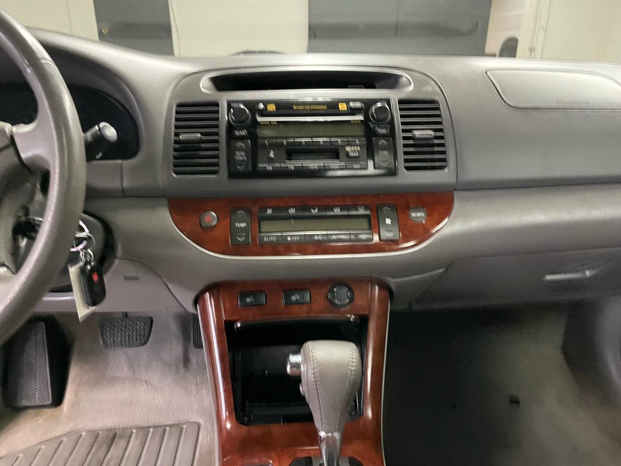 Used 2005 Toyota Camry XLE FWD image 15