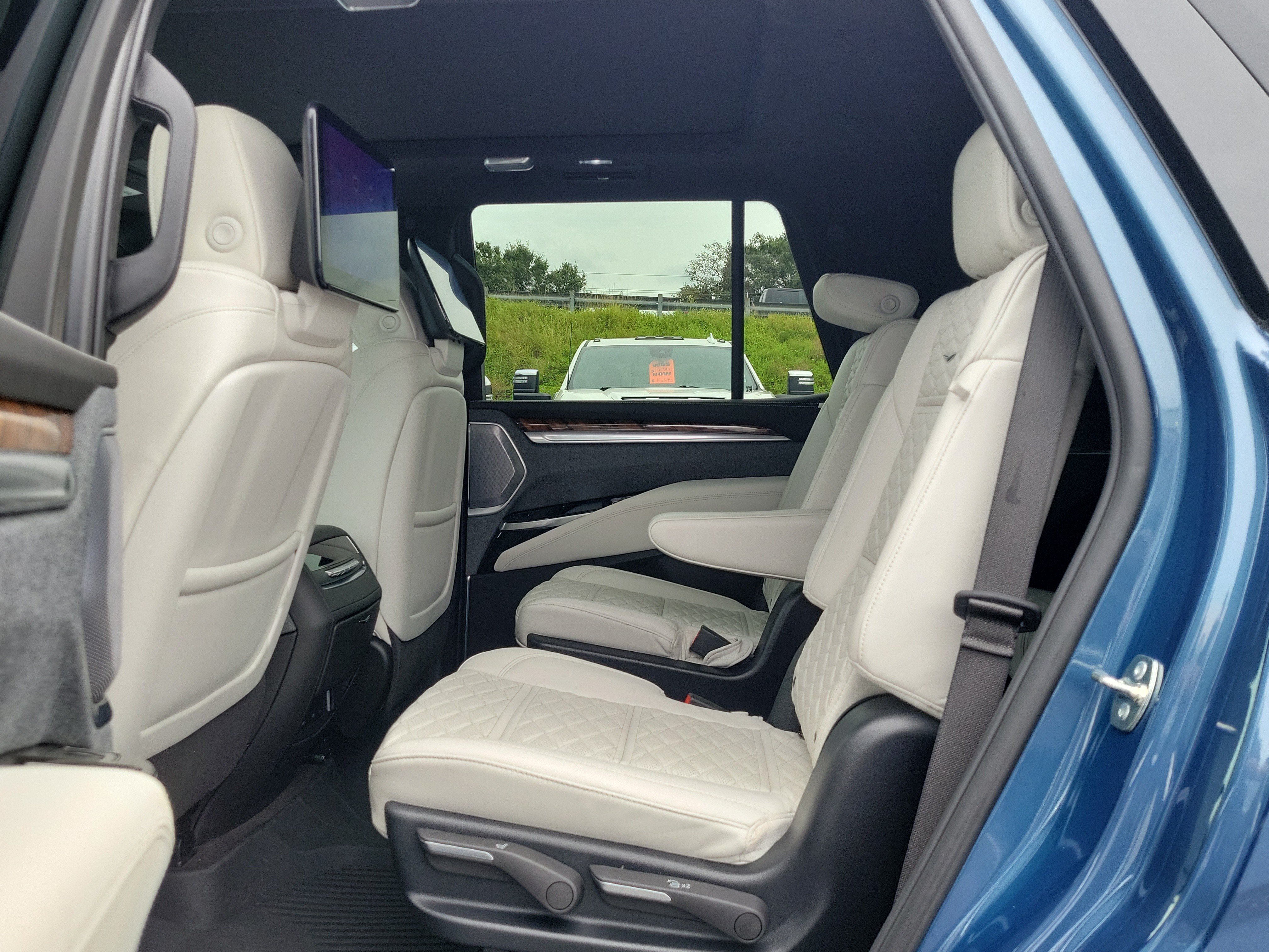 Used 2025 Cadillac Escalade Sport Platinum AWD/4WD image 14