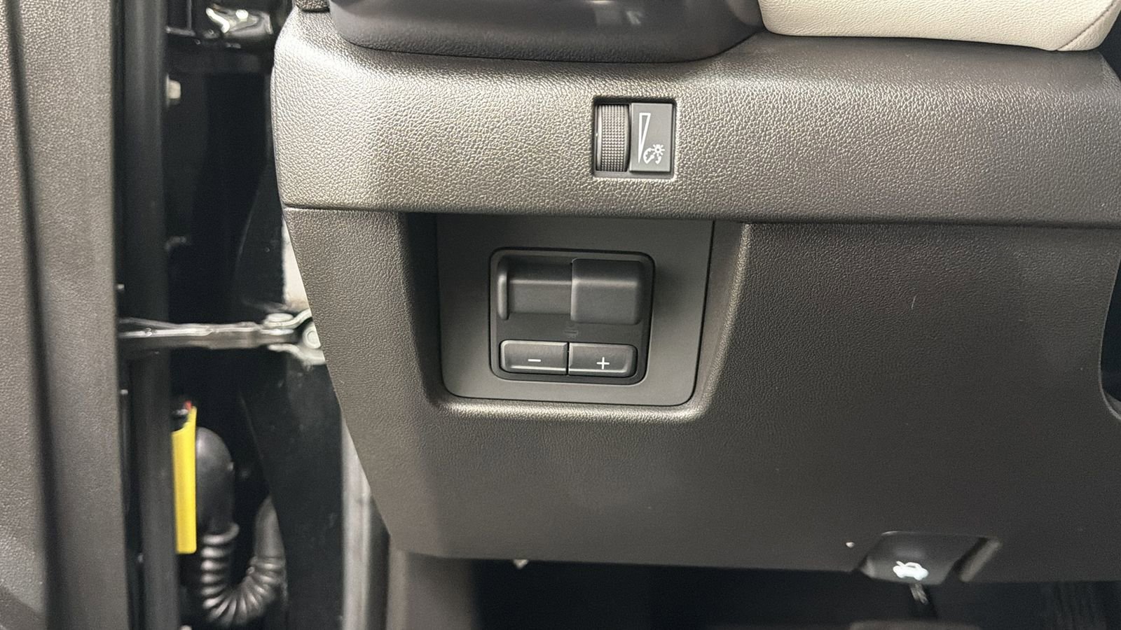 Used 2025 GMC Canyon AT4 w/ AT4X Package image 28