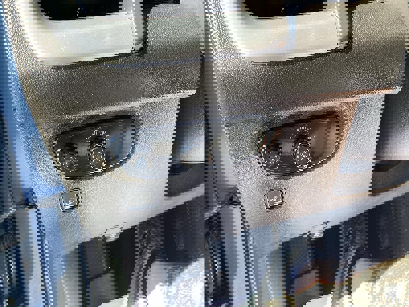 Used 2024 GMC Terrain SLE w/ Driver Convenience Package image 29