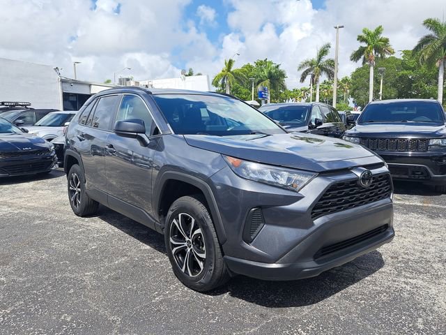 Used 2021 Toyota RAV4 LE image 2