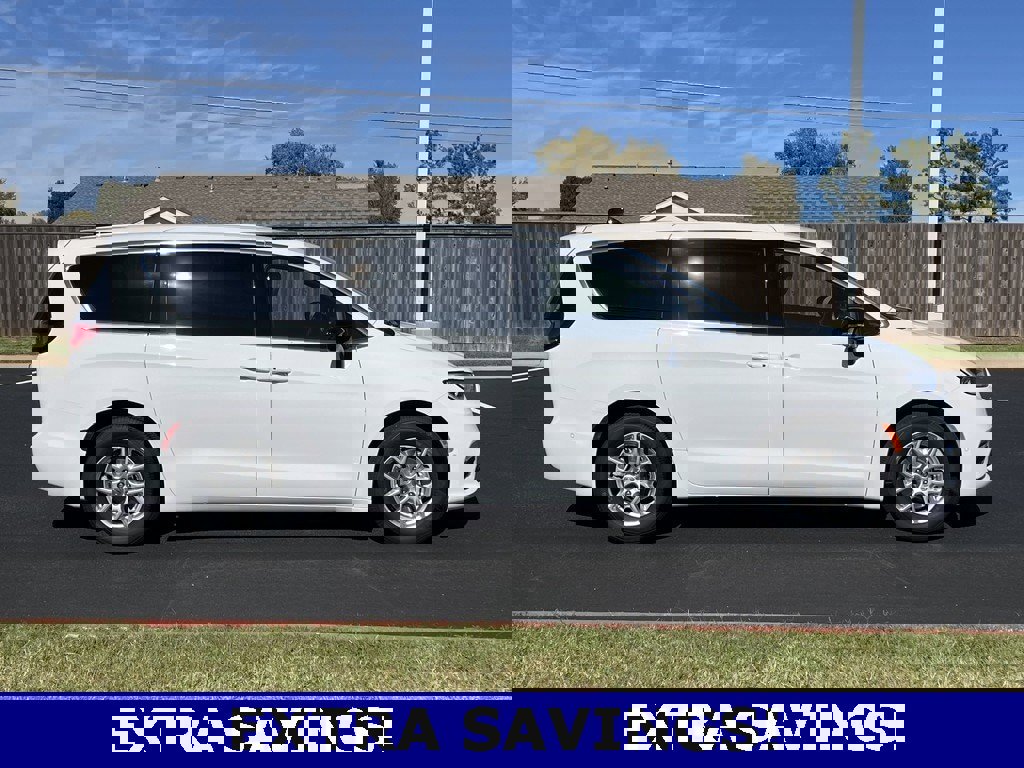 New 2025 Chrysler Pacifica Select