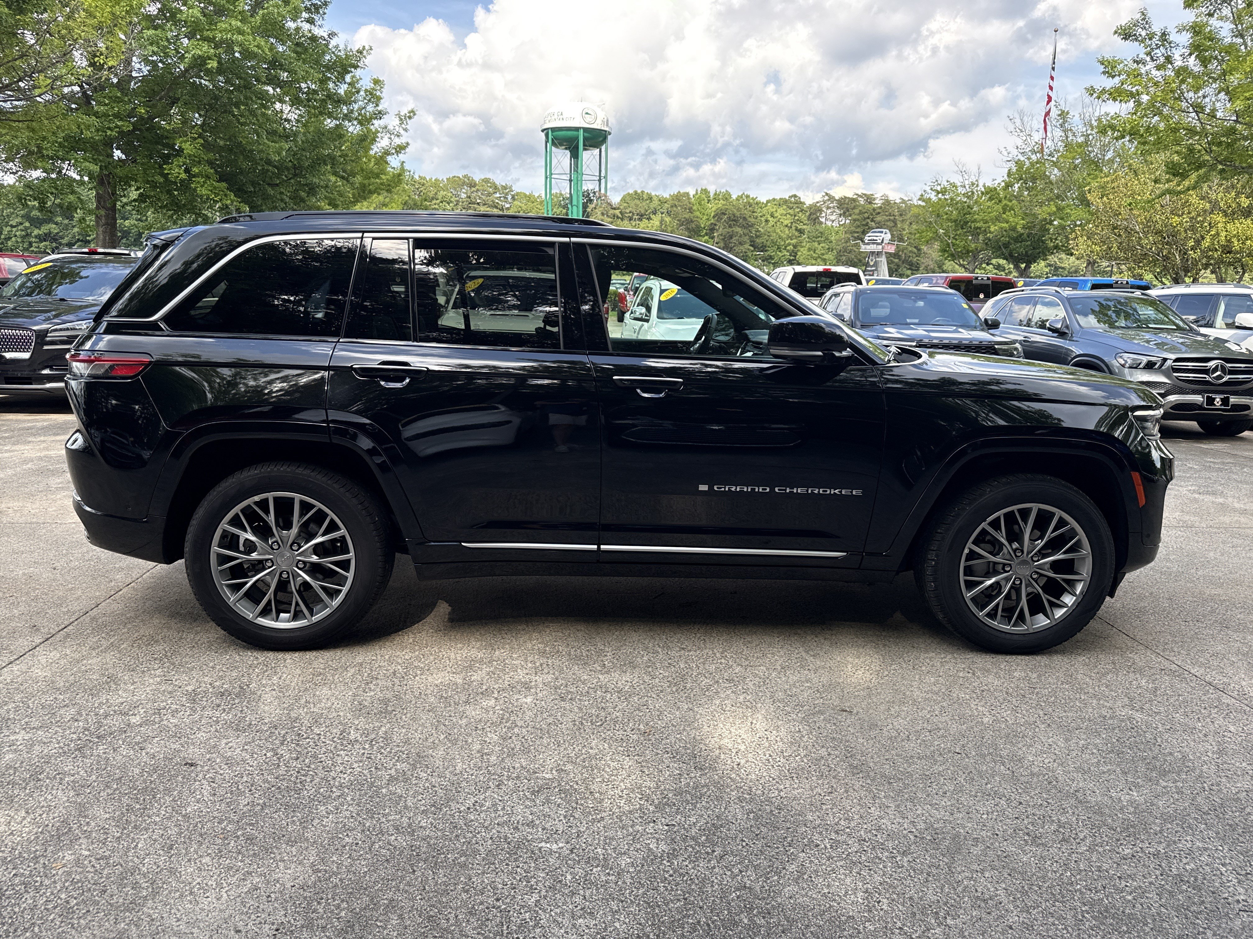 Used 2025 Jeep Grand Cherokee Summit AWD/4WD image 8