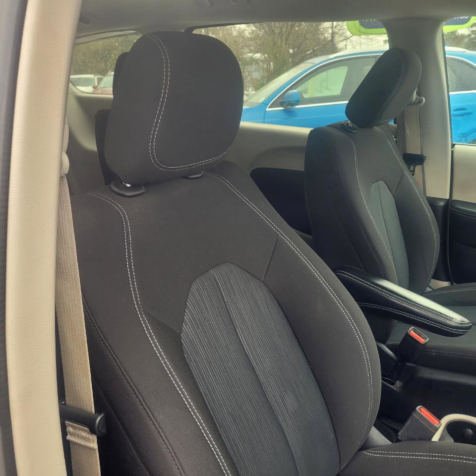 Used 2022 Chrysler Voyager LX image 22