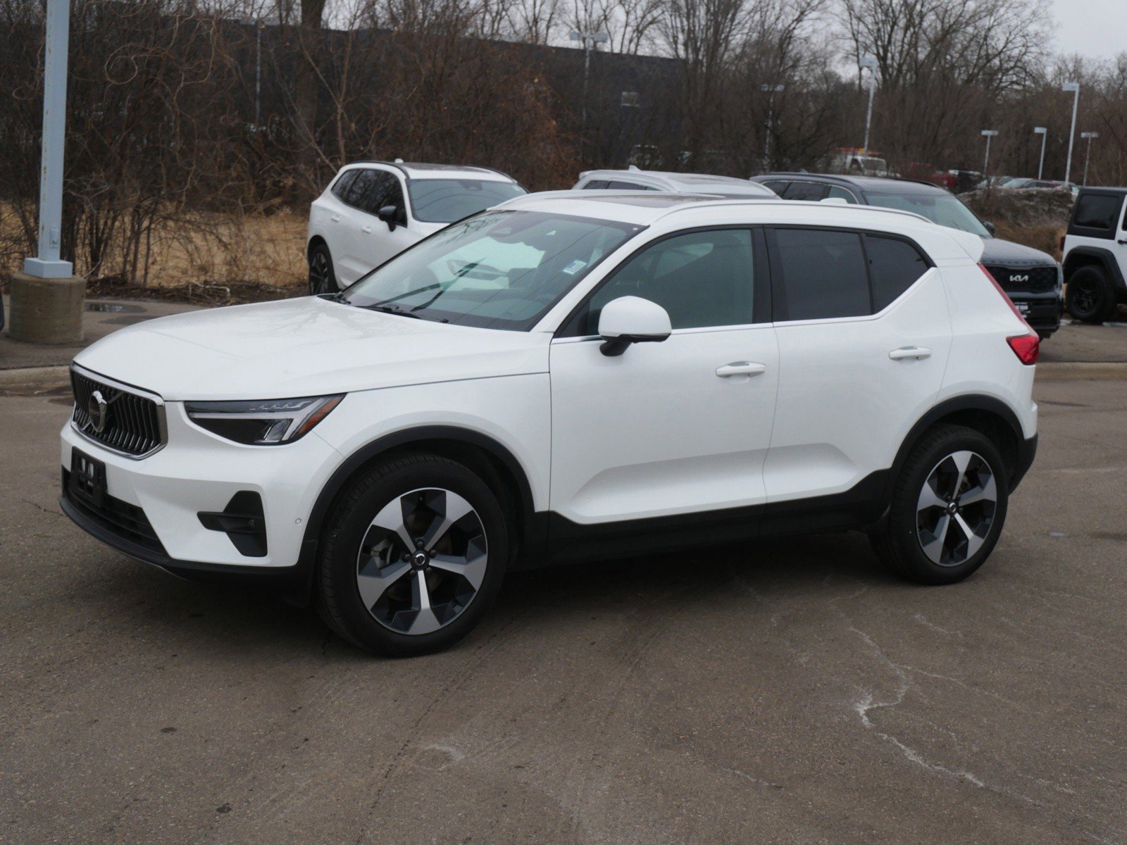 Certified 2025 Volvo XC40 B5 Plus image 3