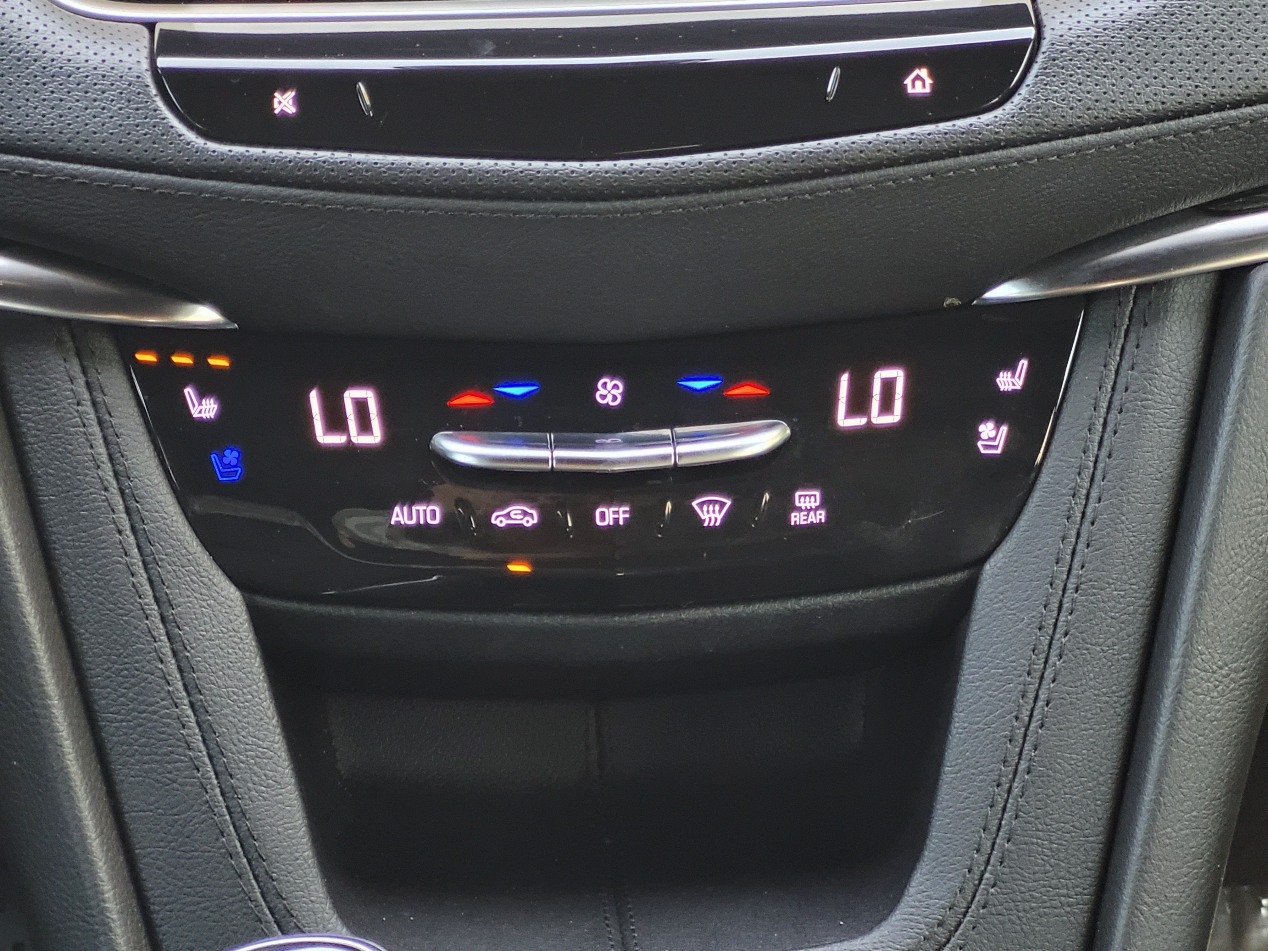 Used 2022 Cadillac XT5 Premium Luxury w/ Technology Package FWD image 17
