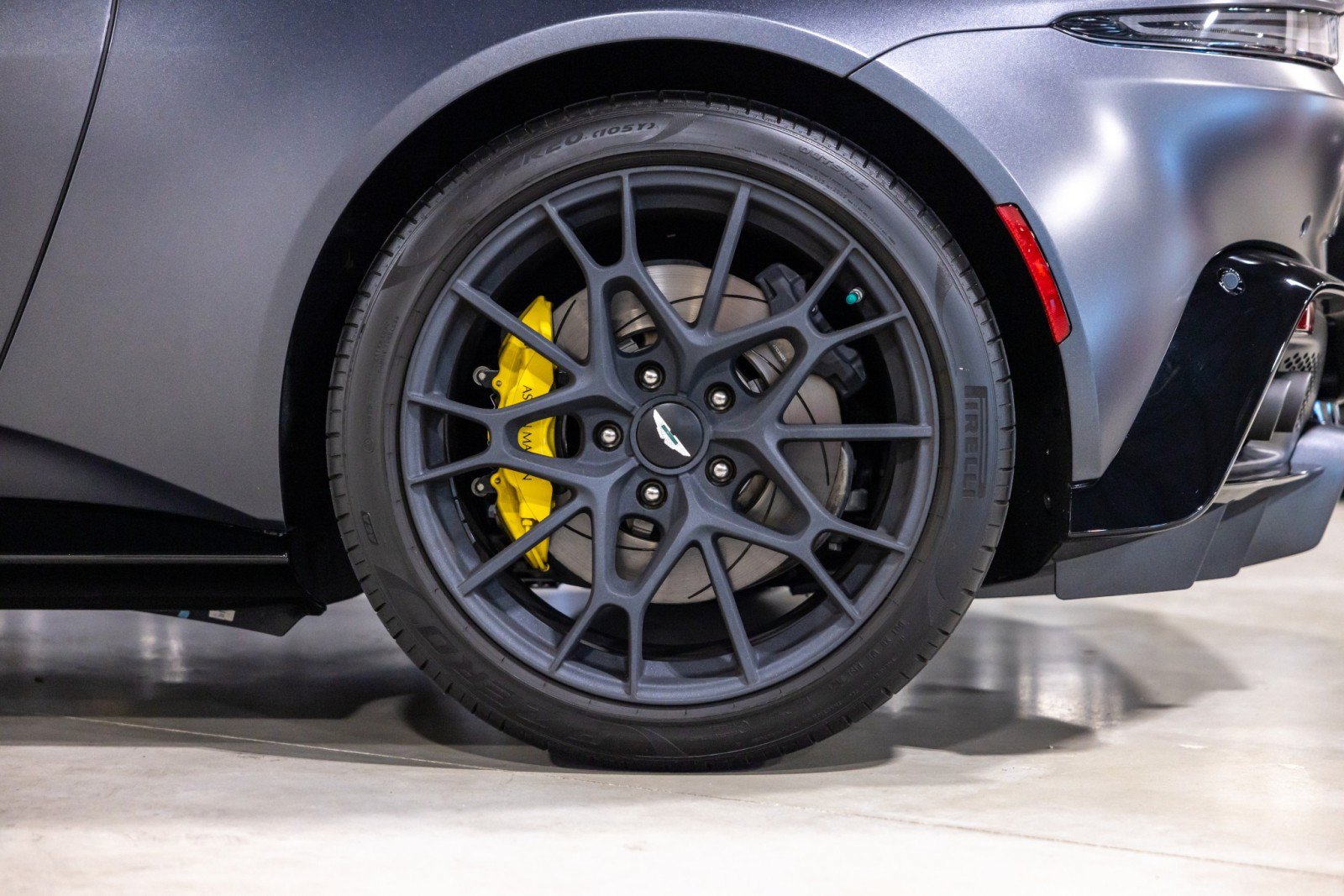 Used 2022 Aston Martin V8 Vantage Coupe RWD image 17