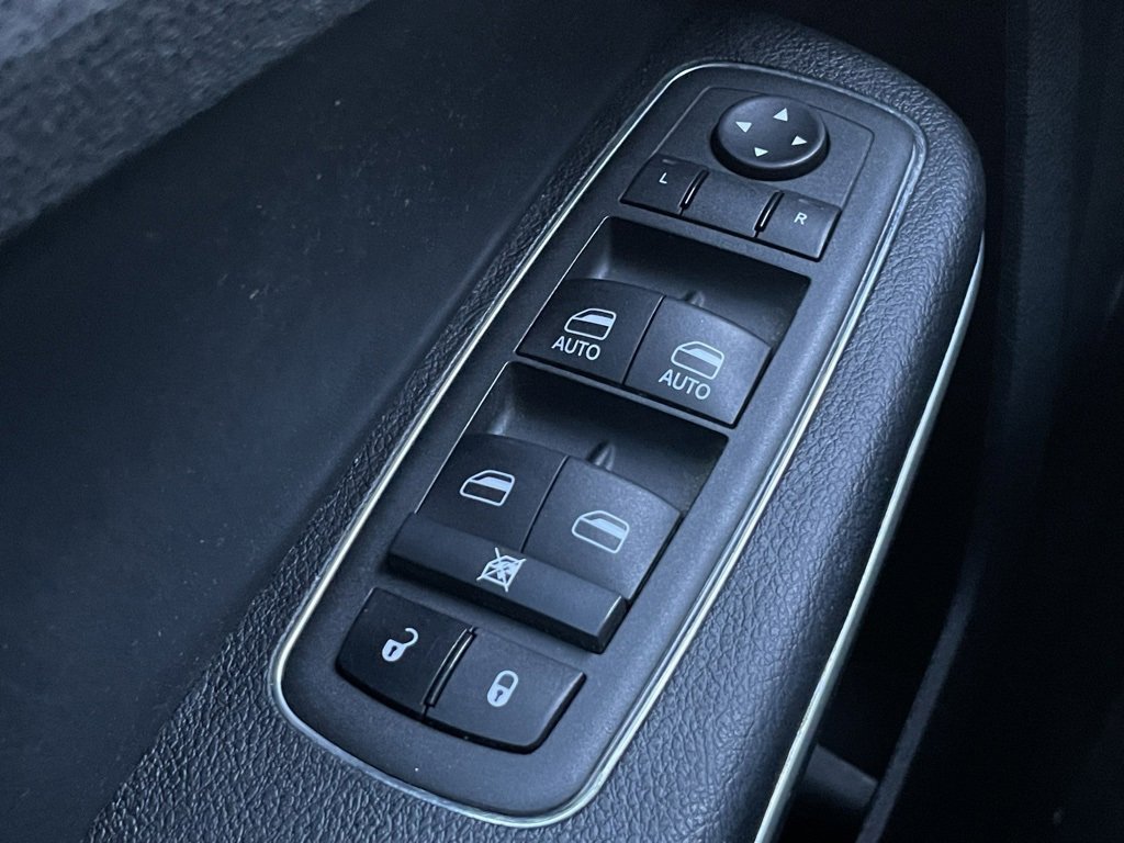 Used 2022 Chrysler 300 Touring w/ Sport Appearance Package image 13