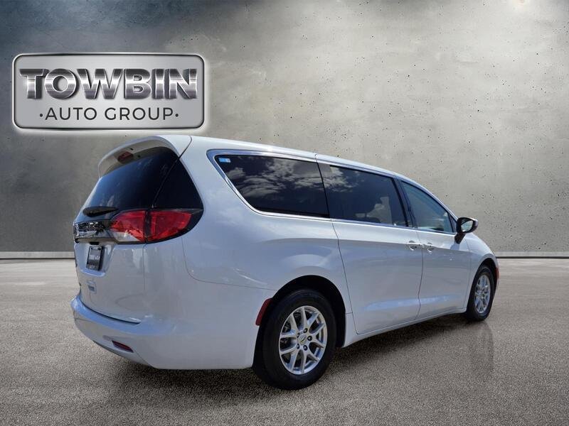 Used 2022 Chrysler Voyager LX FWD image 5