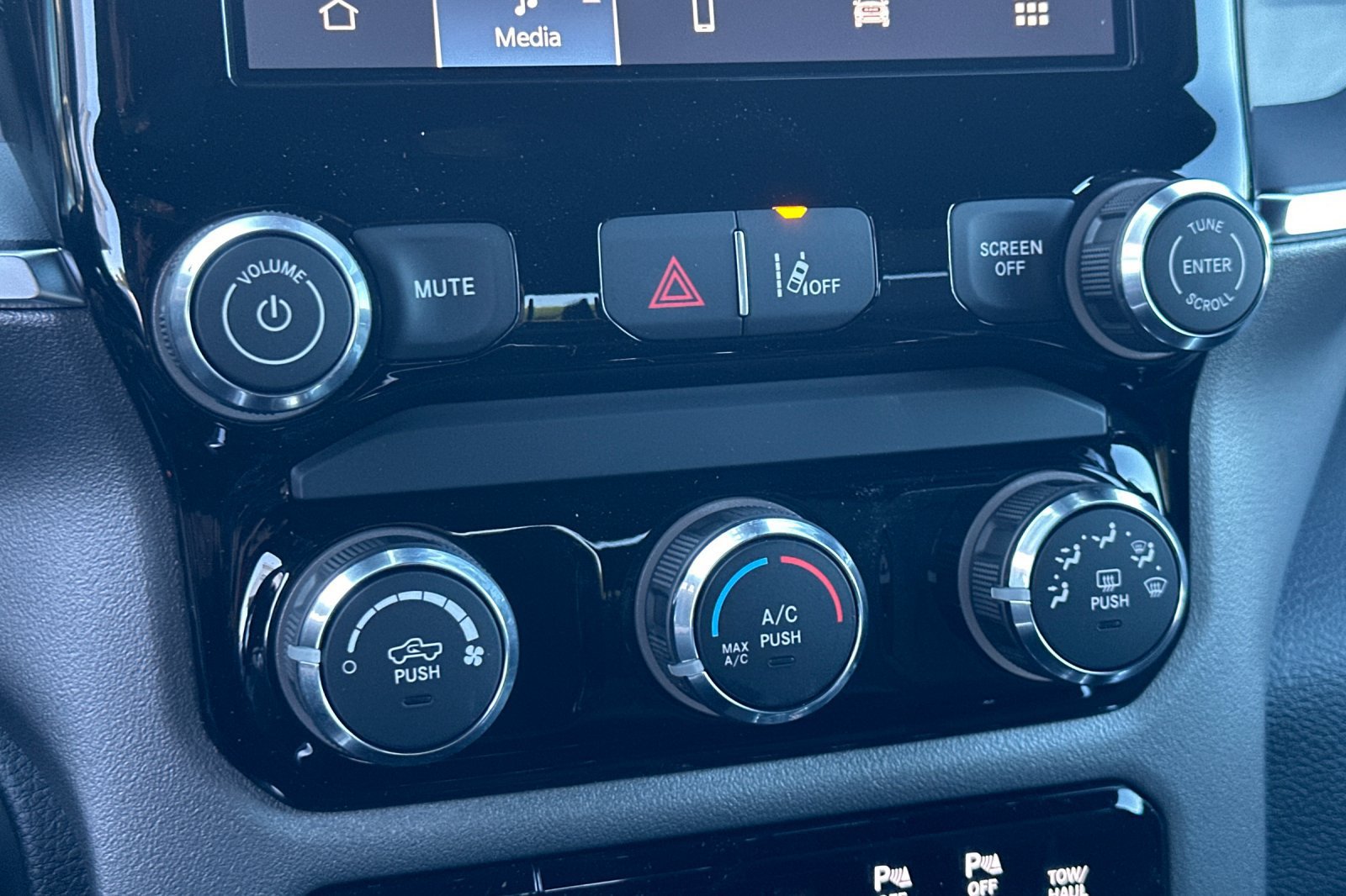 New 2026 RAM 1500 Express AWD/4WD image 17