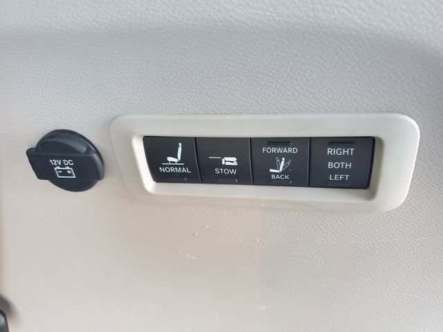 Used 2024 Chrysler Pacifica Limited w/ Uconnect Theater Family Group image 34