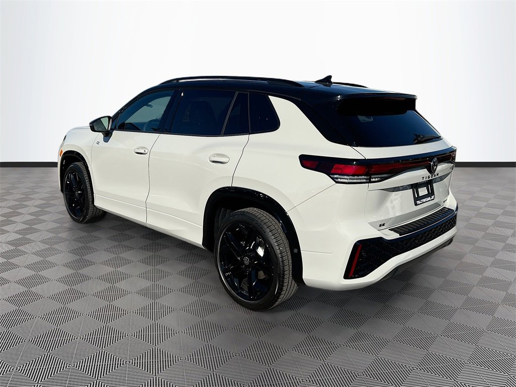 Used 2025 Volkswagen Tiguan SE R-Line image 5
