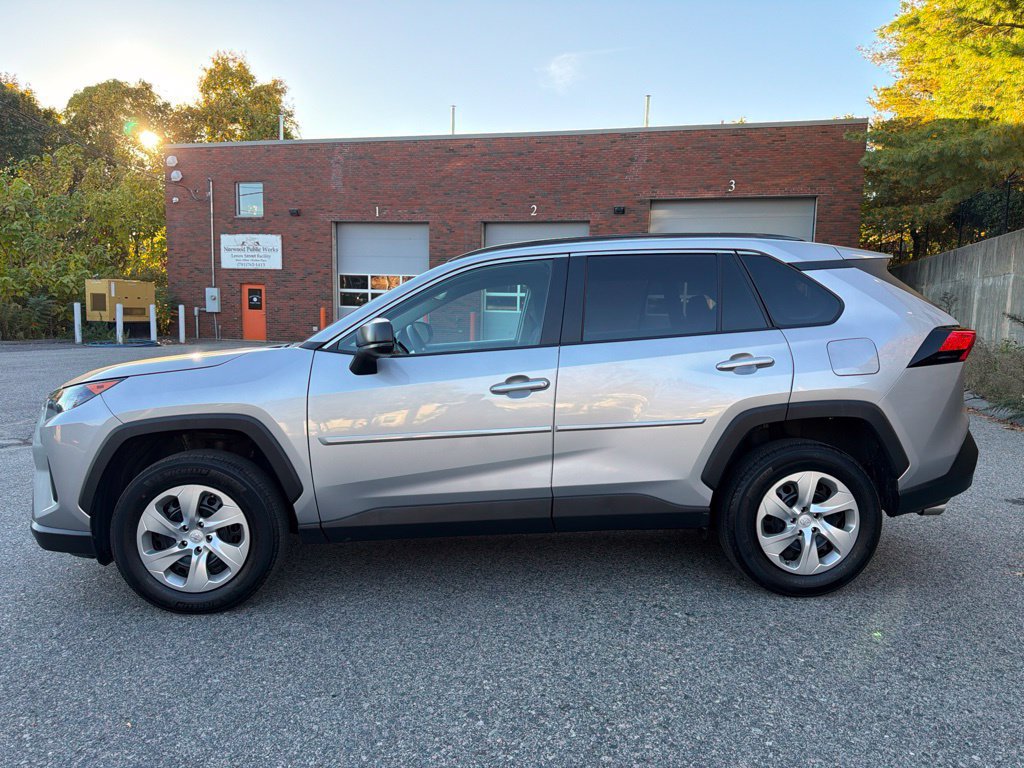 Used 2021 Toyota RAV4 LE AWD/4WD image 3