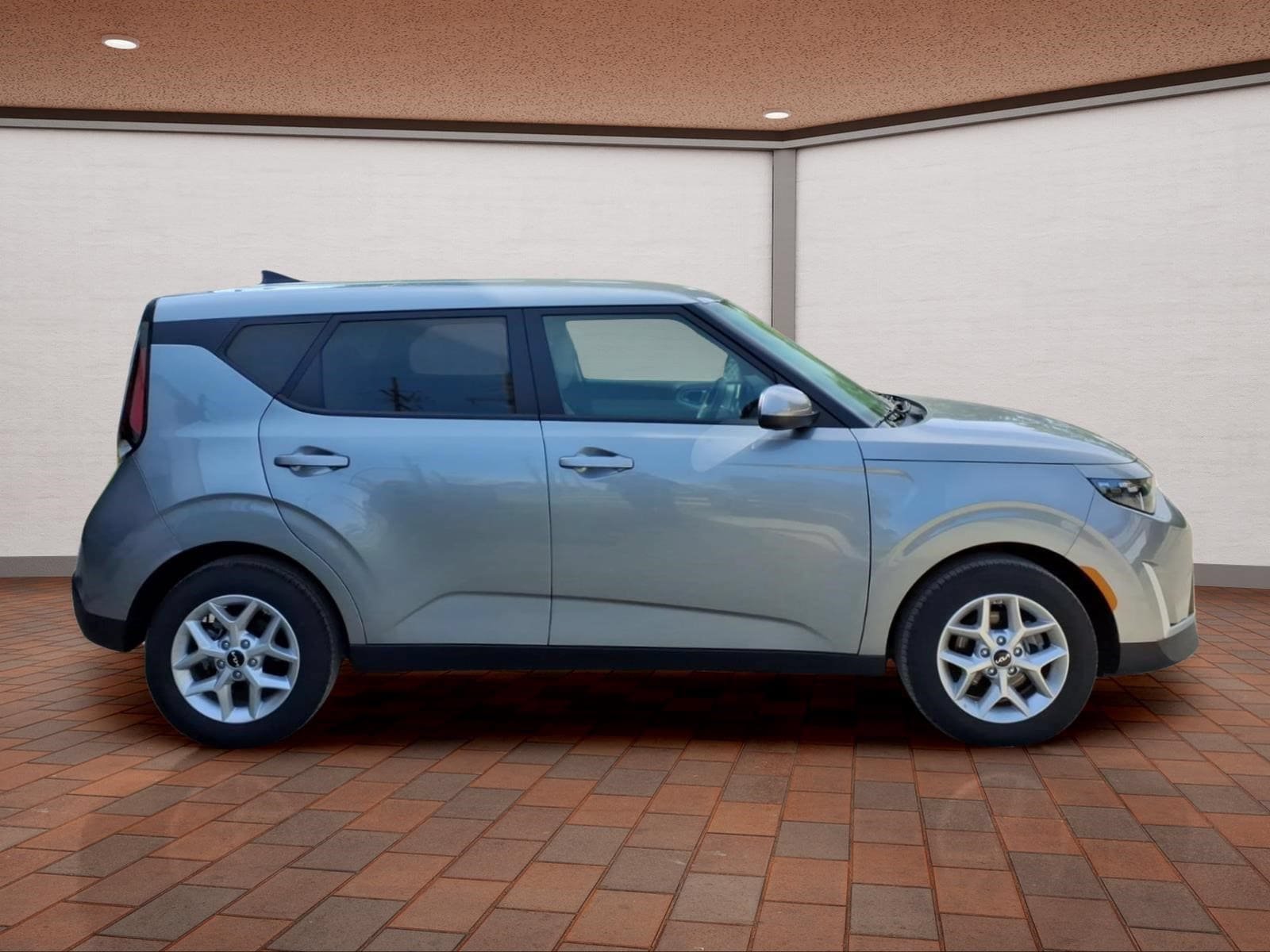 Used 2025 Kia Soul LX w/ LX Technology Package FWD image 4