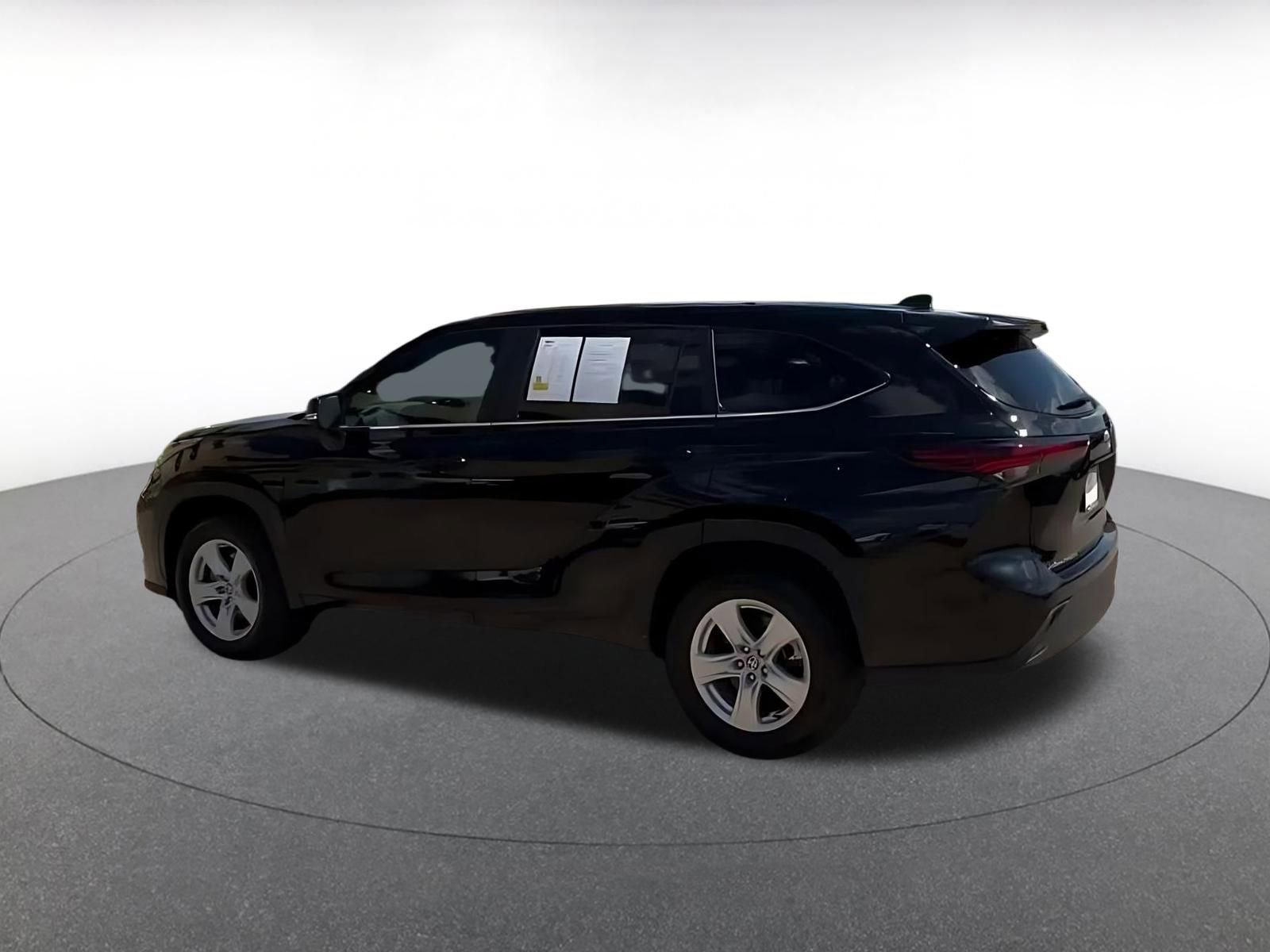 Used 2025 Toyota Highlander LE FWD image 12