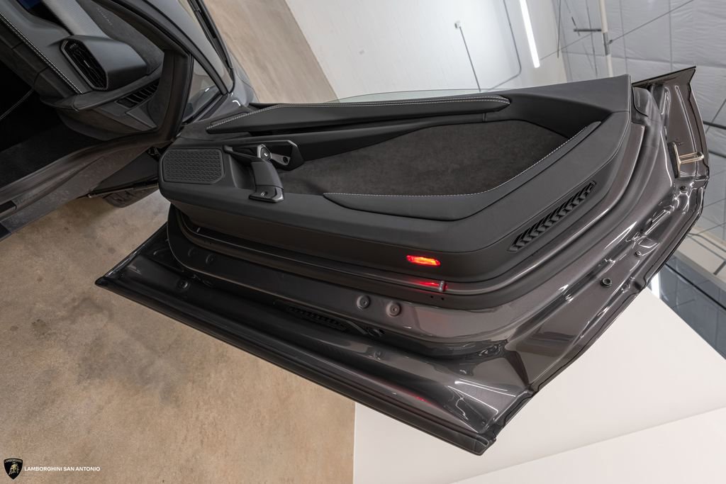 Used 2026 Lamborghini Revuelto AWD/4WD image 26