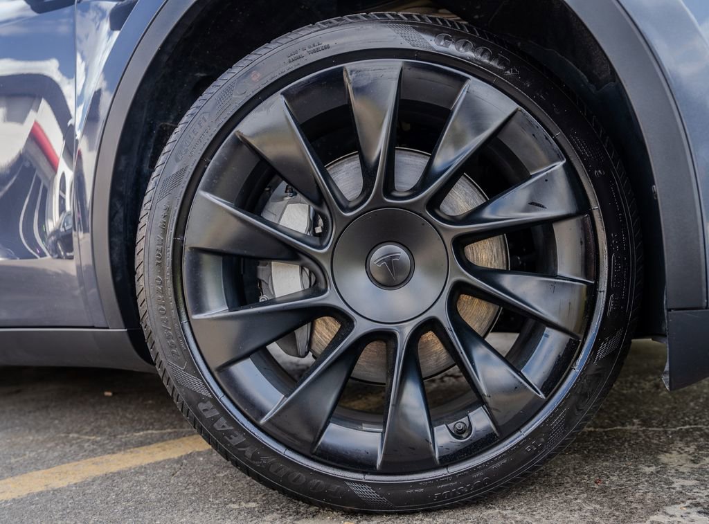 Used 2023 Tesla Model Y Long Range image 30