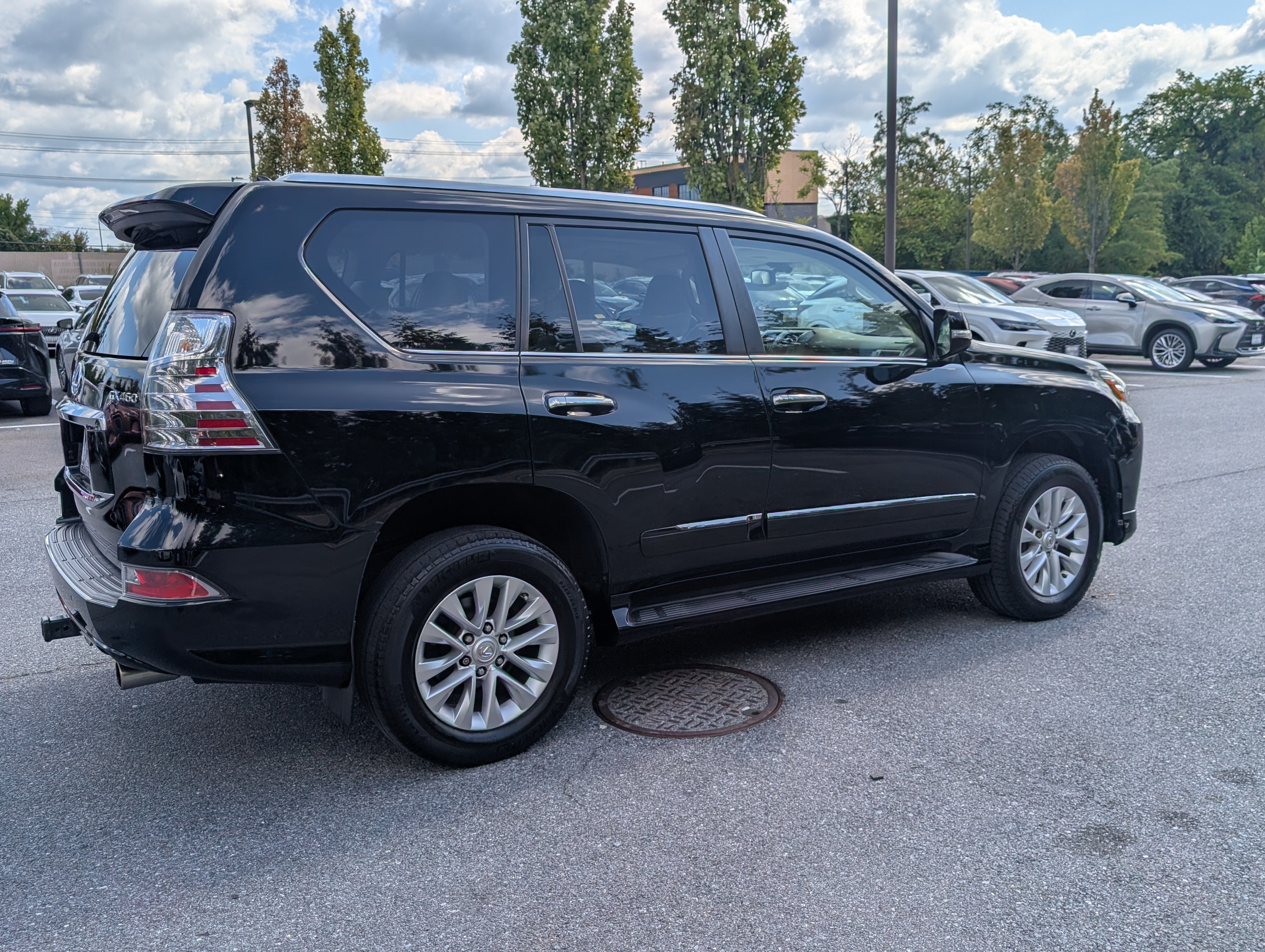 Used 2015 Lexus GX 460 w/ Premium Package AWD/4WD image 3