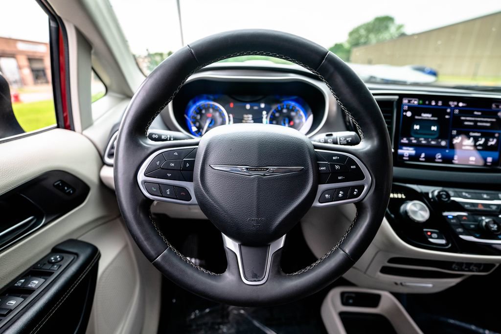 Used 2023 Chrysler Pacifica Touring-L FWD image 14