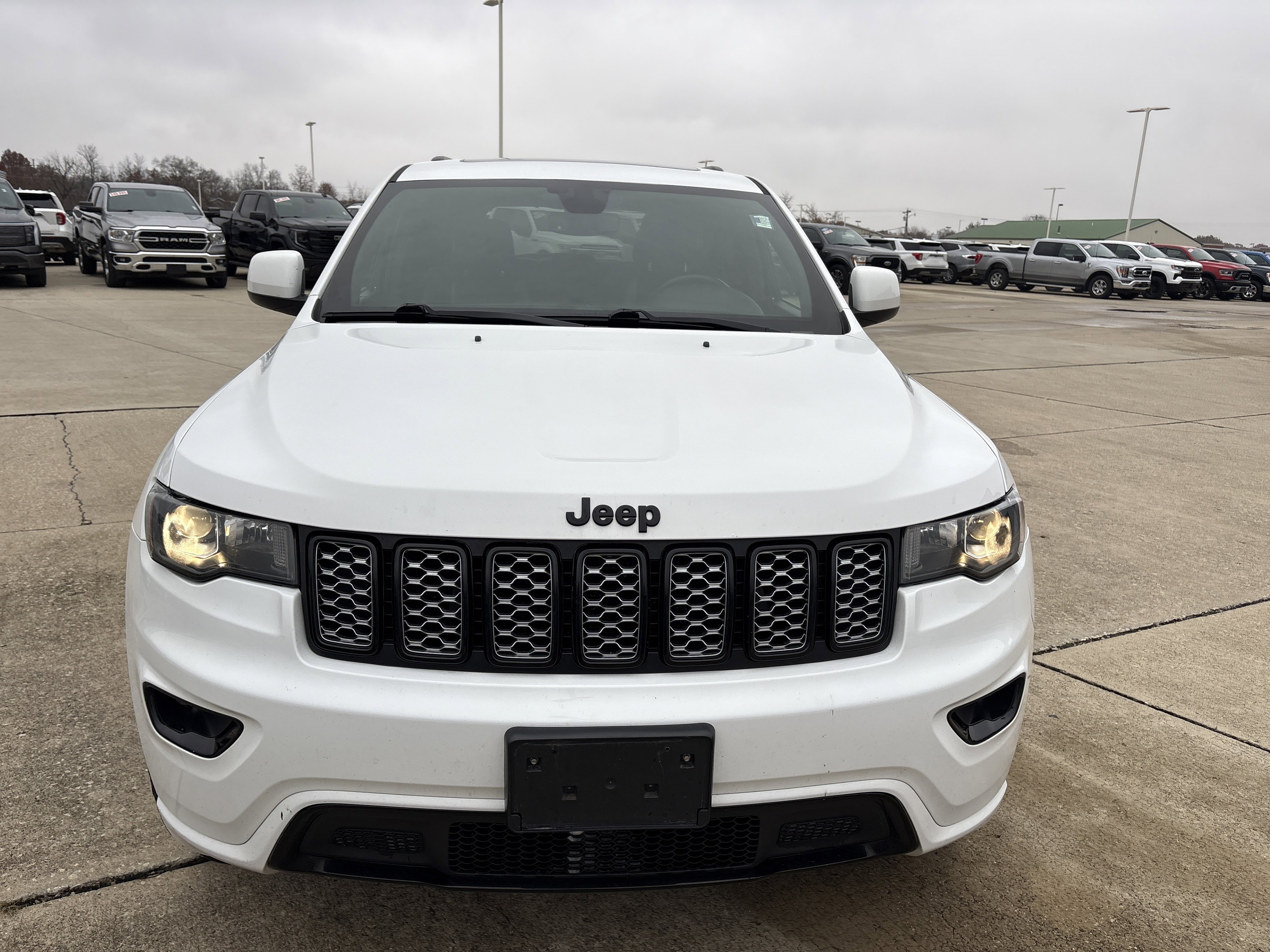 Used 2019 Jeep Grand Cherokee Altitude image 2