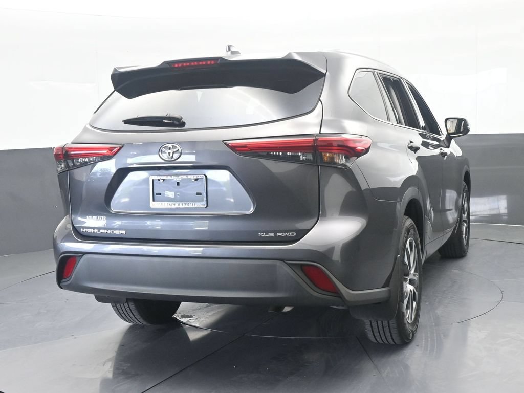 Used 2022 Toyota Highlander XLE AWD/4WD image 5