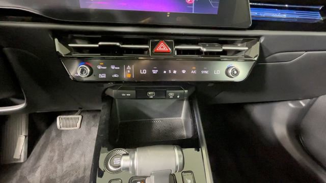 Used 2024 Kia Niro EX FWD image 31
