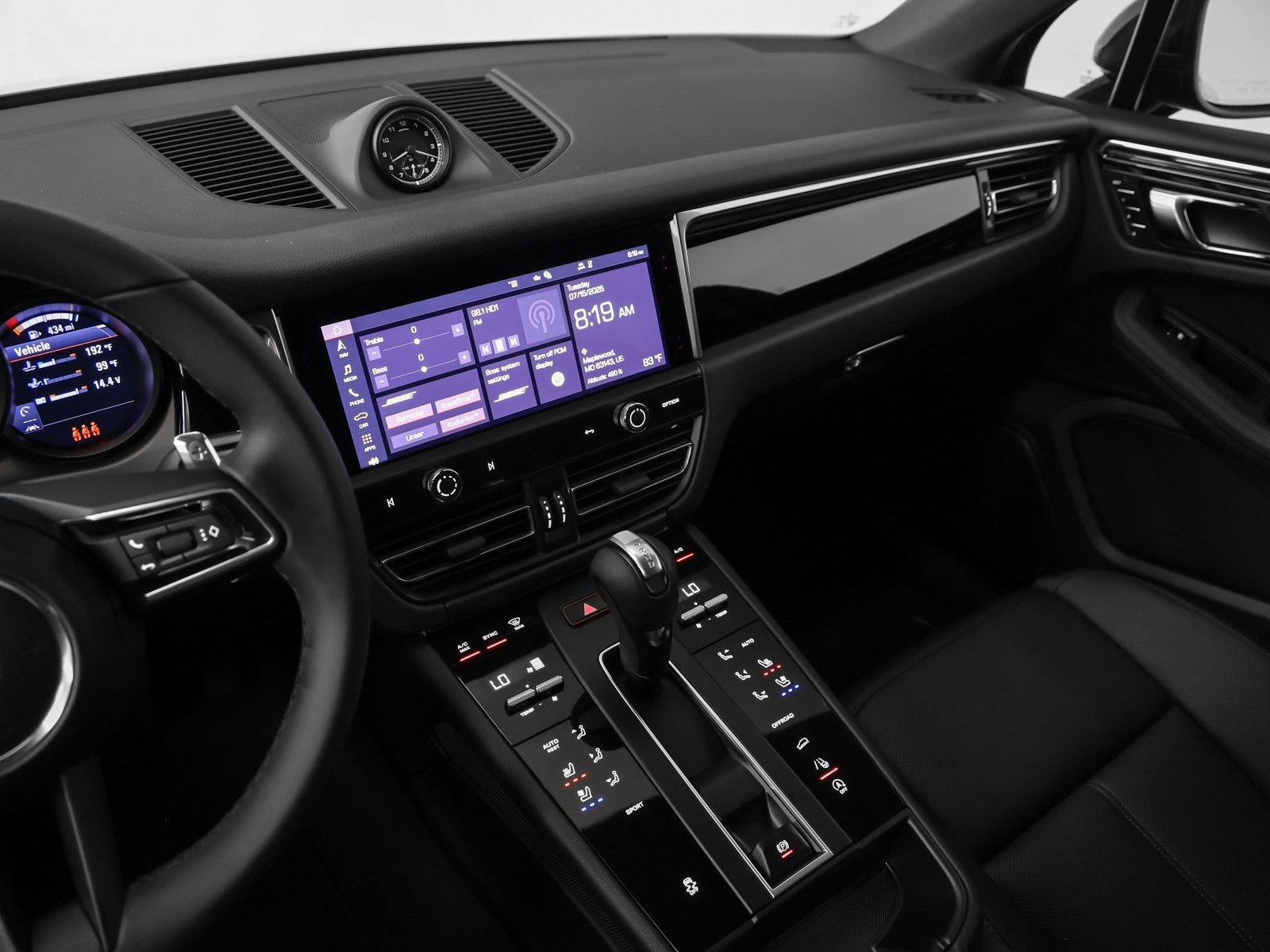 Certified 2025 Porsche Macan AWD/4WD image 29