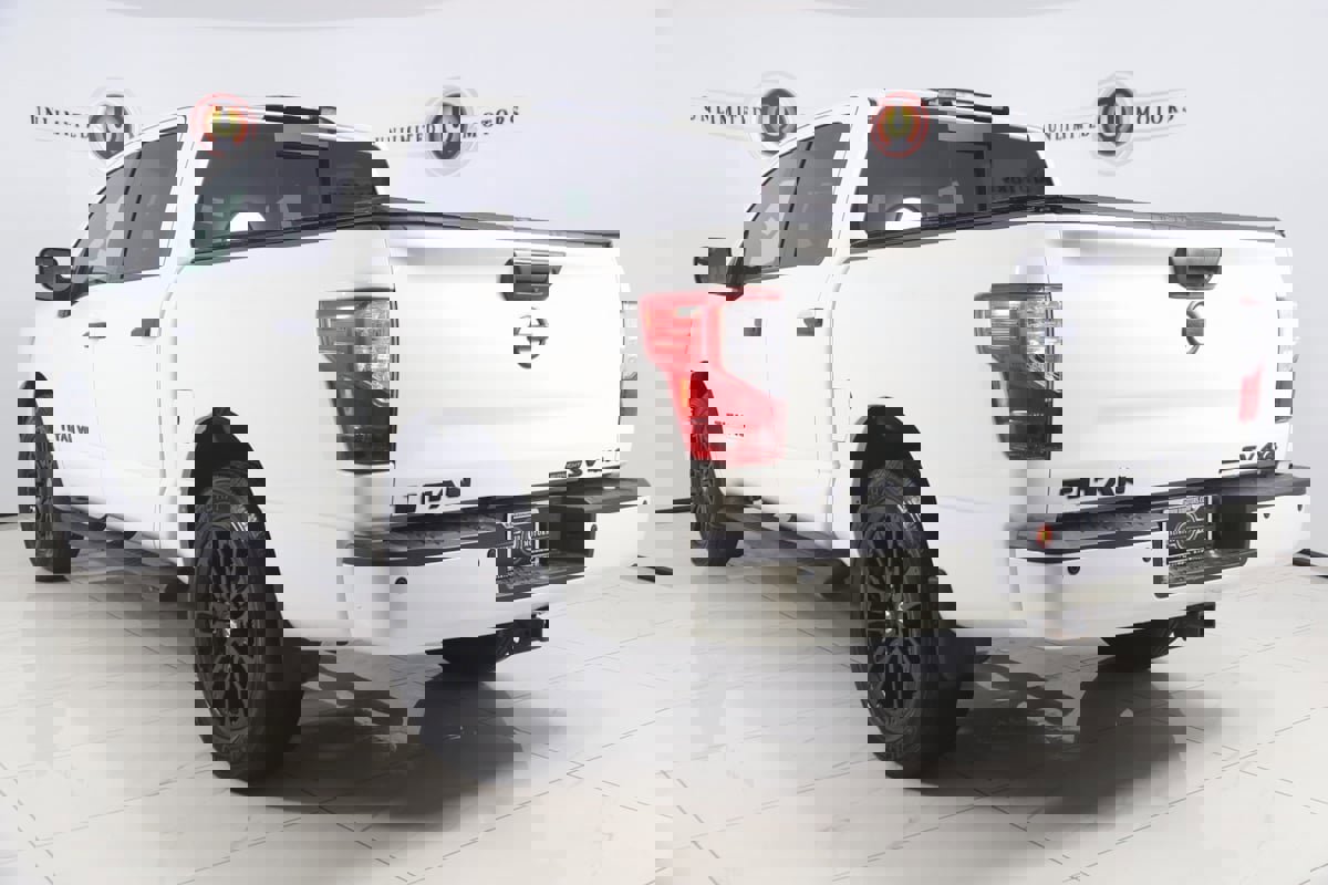 Used 2019 Nissan Titan SV w/ SV Convenience Package image 4