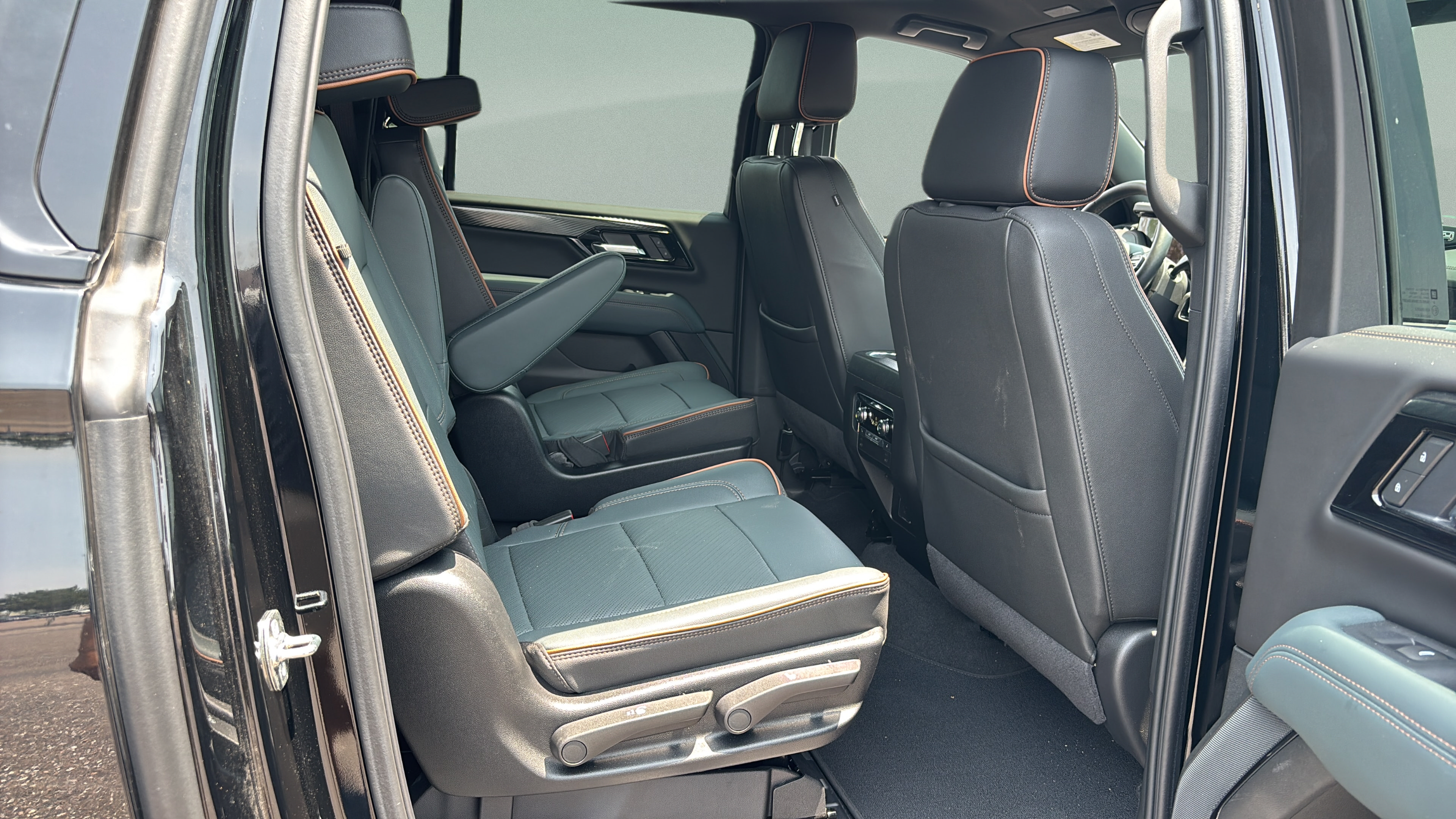 Used 2025 GMC Yukon XL AT4 AWD/4WD image 17