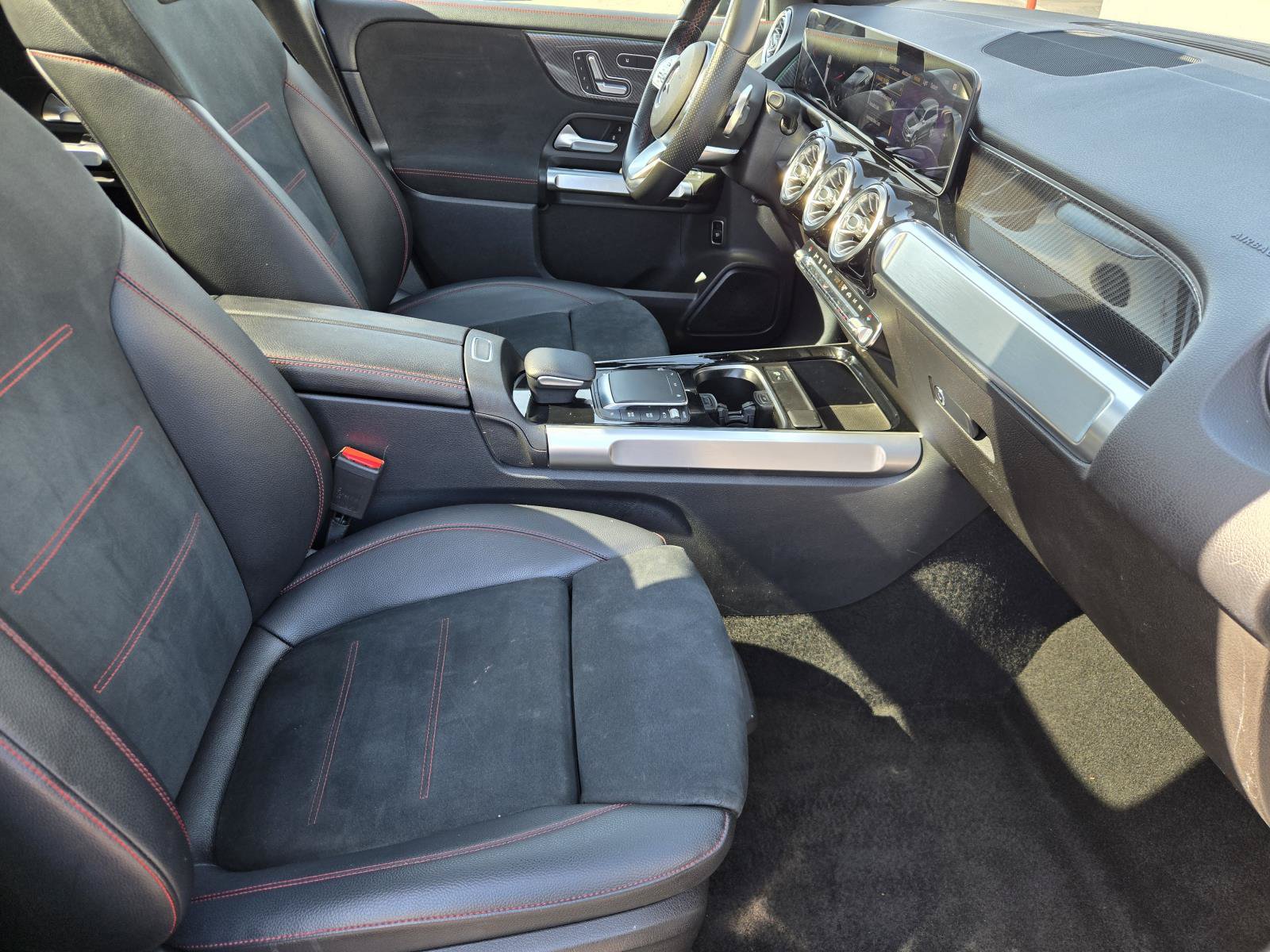 Used 2021 Mercedes-Benz GLB 250 image 31