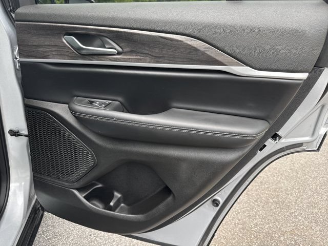 Used 2025 Jeep Grand Cherokee Limited AWD/4WD image 19