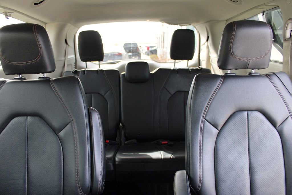 Used 2019 Chrysler Pacifica Touring-L image 31