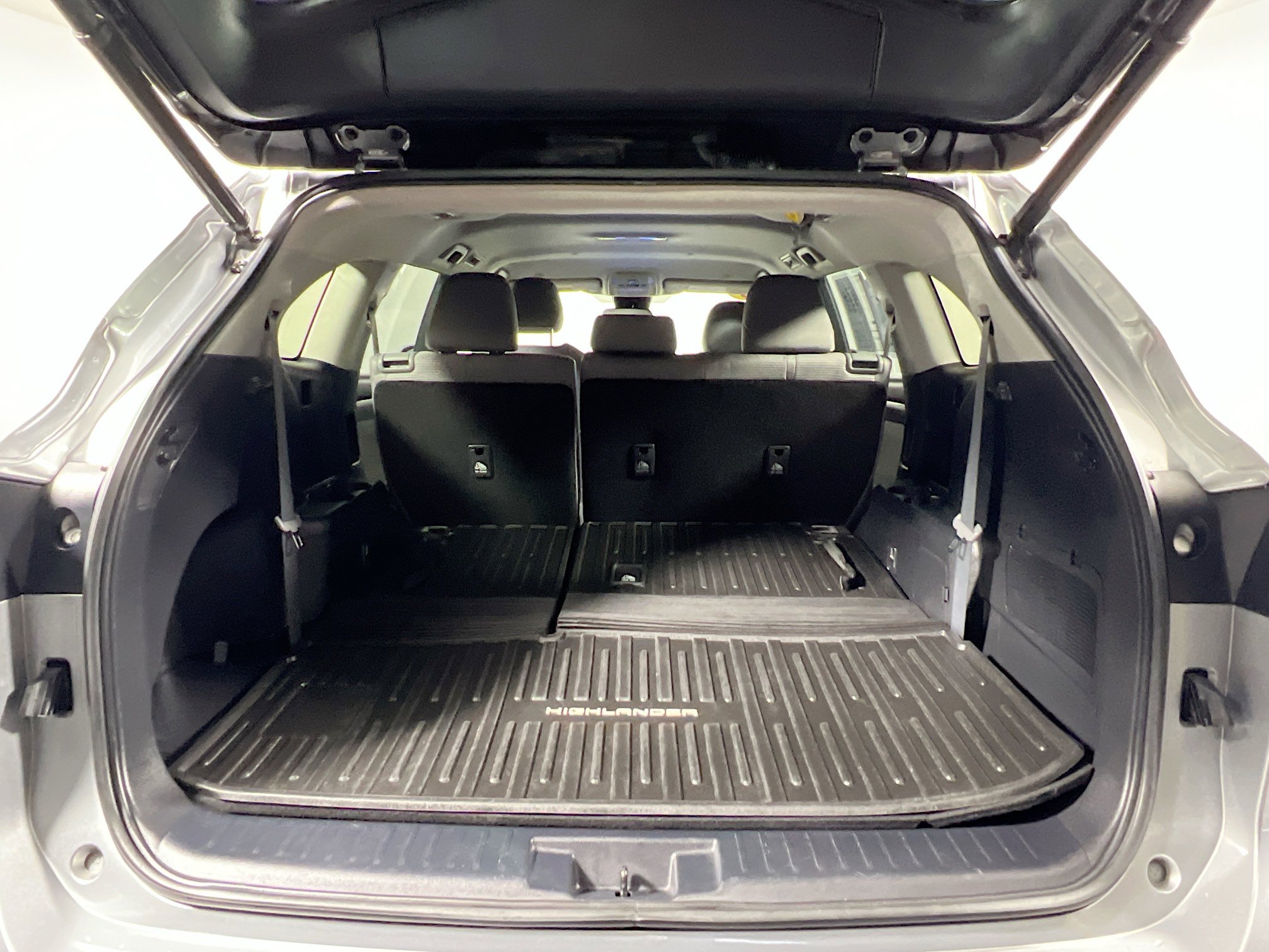 Used 2023 Toyota Highlander LE image 34