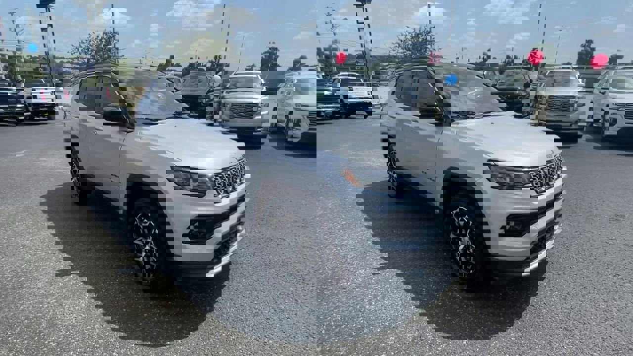 Used 2024 Jeep Compass Limited image 3