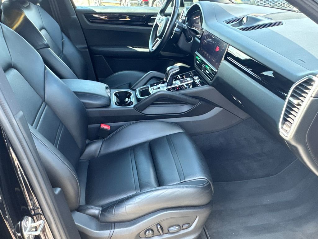 Used 2022 Porsche Cayenne Base image 13