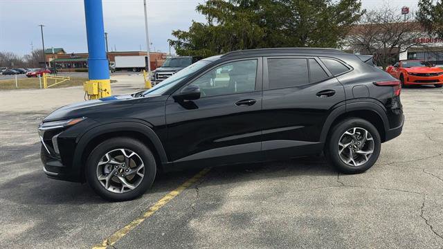 Used 2025 Chevrolet Trax LT w/ Sunroof Package FWD image 5