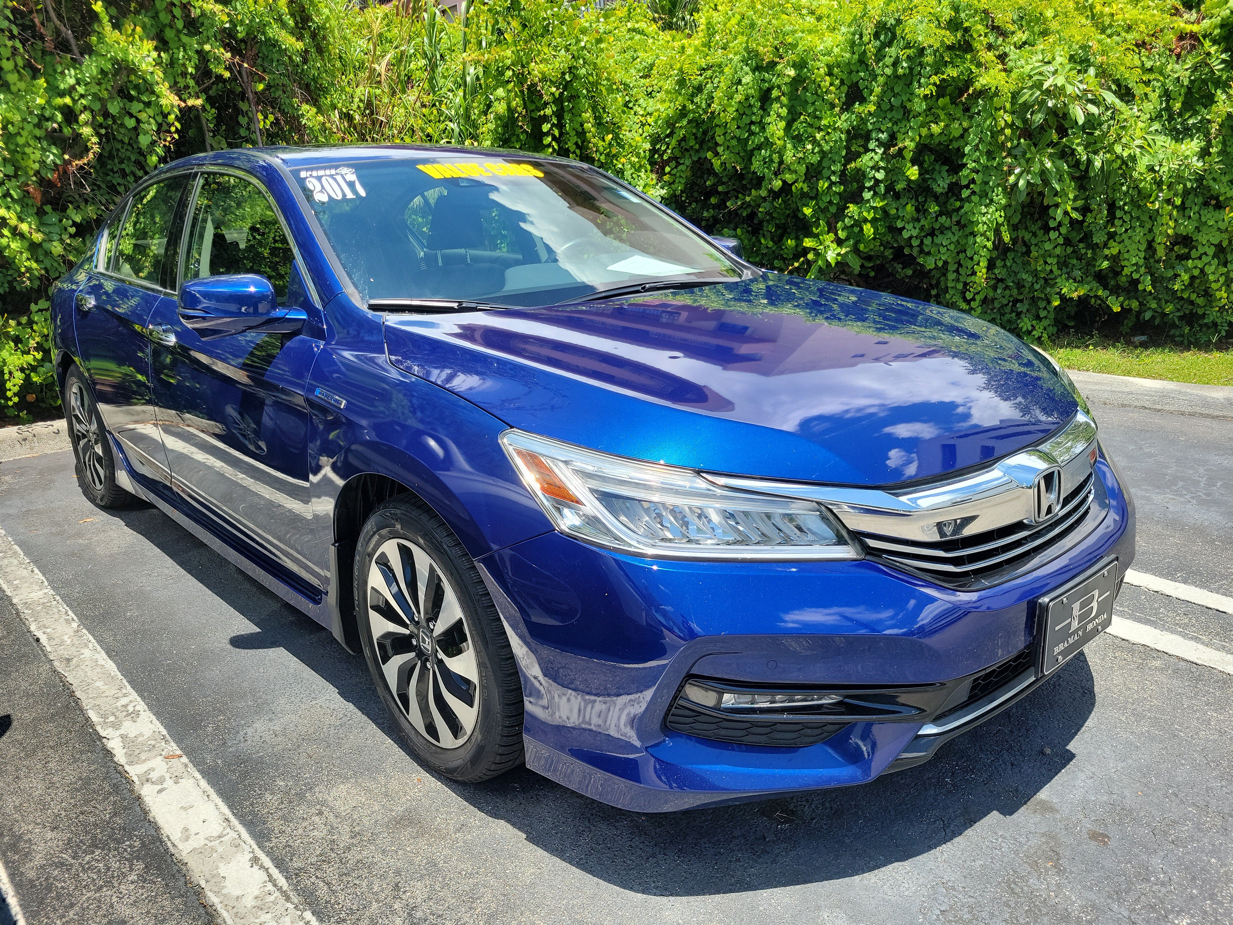 Used 2017 Honda Accord Touring image 2