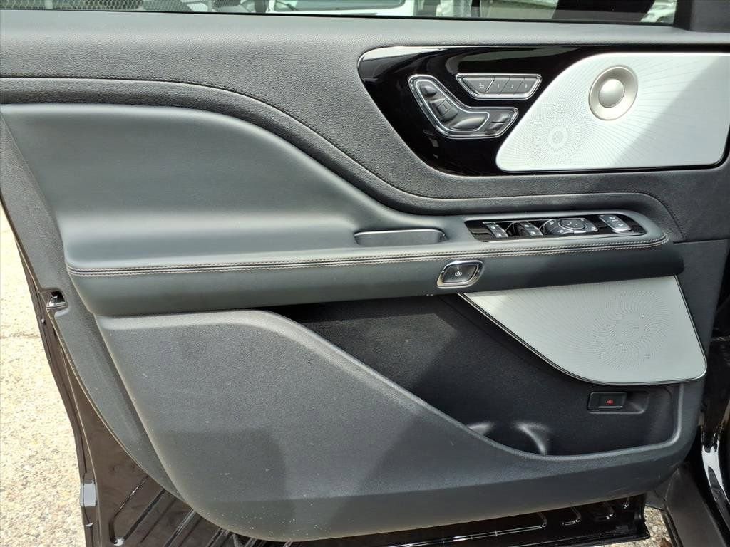 Used 2025 Lincoln Aviator Reserve w/ Equipment Group 201A image 15