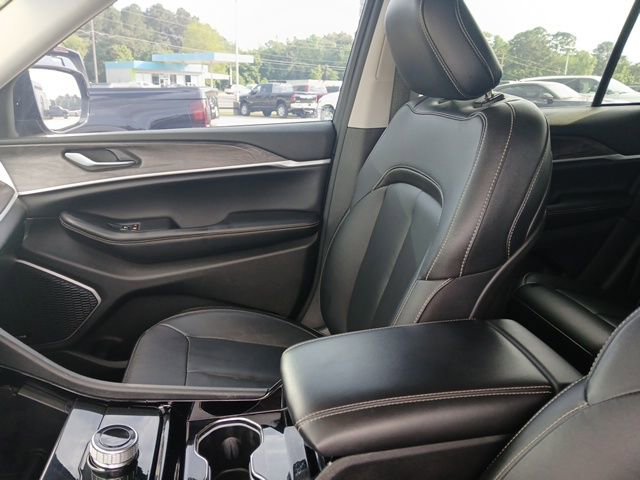 Used 2023 Jeep Grand Cherokee Limited w/ Black Appearance Package AWD/4WD image 28