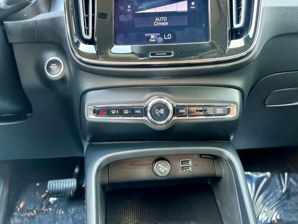 Used 2021 Volvo XC40 T4 Momentum FWD image 28
