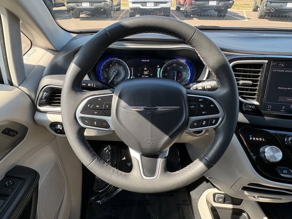Certified 2023 Chrysler Pacifica Touring-L FWD image 24