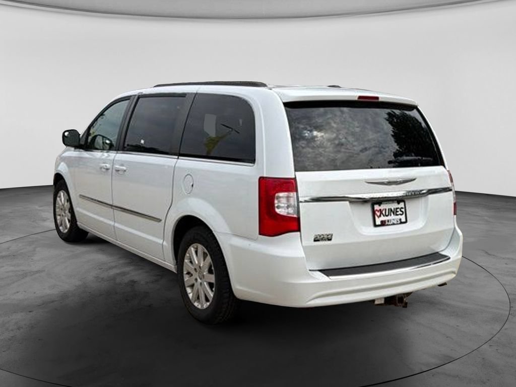 Used 2014 Chrysler Town & Country Touring FWD image 7