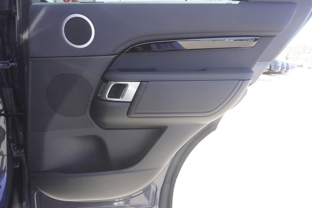 Used 2025 Land Rover Discovery S image 25