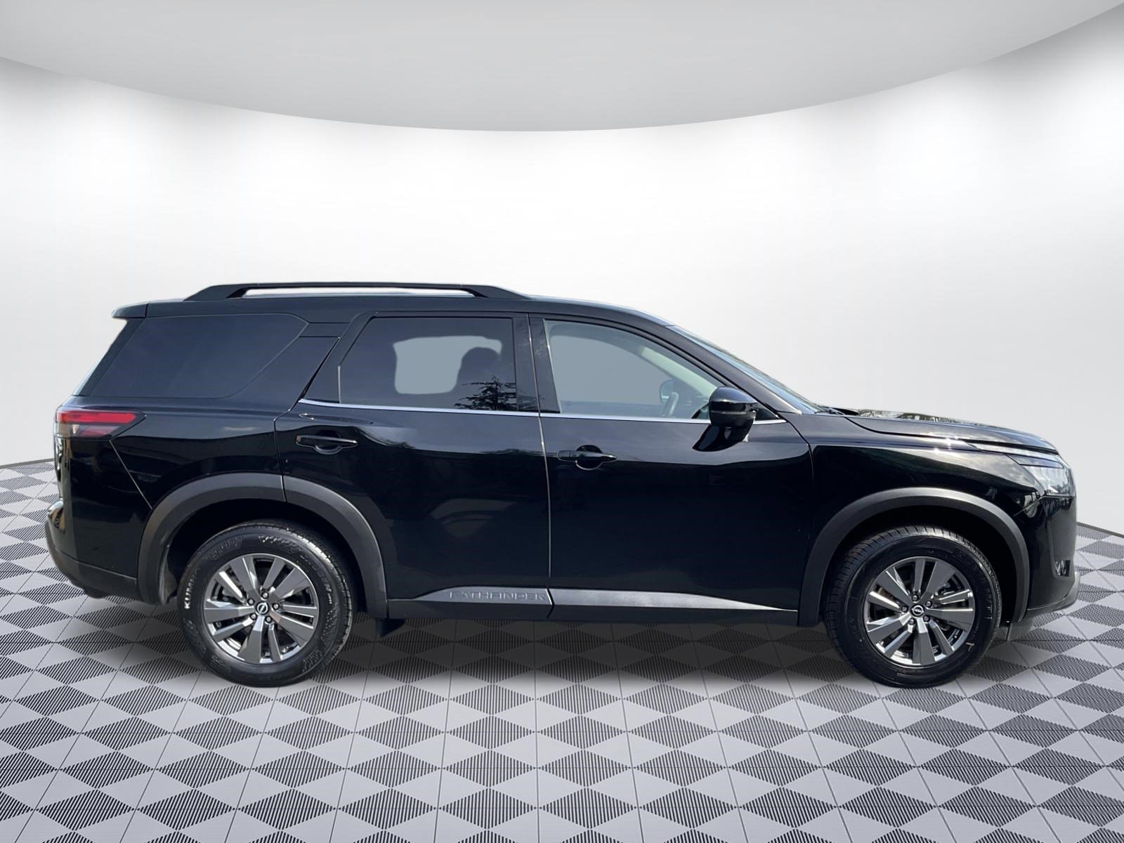 Used 2025 Nissan Pathfinder SV AWD/4WD image 2
