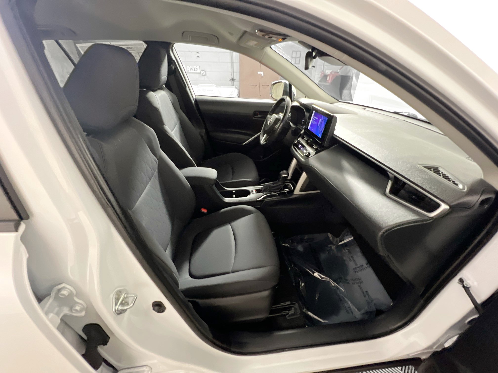 Used 2023 Toyota Corolla Cross LE AWD/4WD image 31