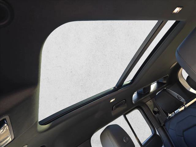 Used 2023 Land Rover Defender 110 SE image 29