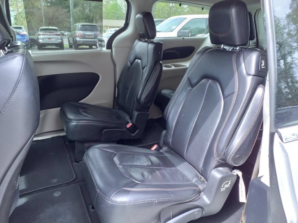 Used 2020 Chrysler Pacifica Touring-L FWD image 10