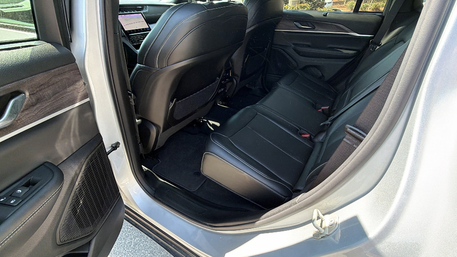 Used 2024 Jeep Grand Cherokee Limited w/ Luxury Tech Group II image 24